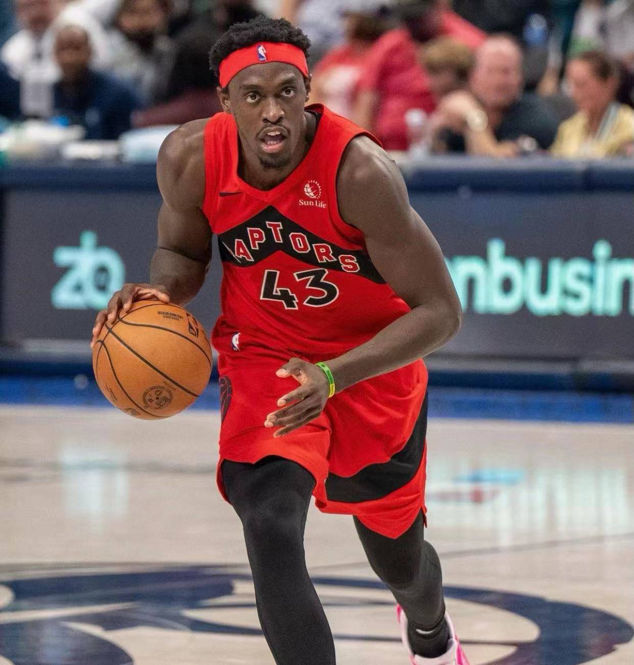 关于西亚卡姆在独行侠比赛中出色防守，挺进下一轮引发热议！的信息